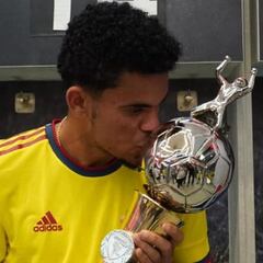 Luis Díaz recibe el trofeo de goleador de la Copa América