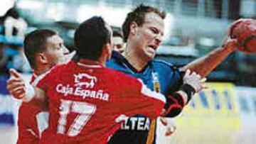 <B>CONTUNDENTE.</B> La defensa del Ademar fue tan dura como siempre.