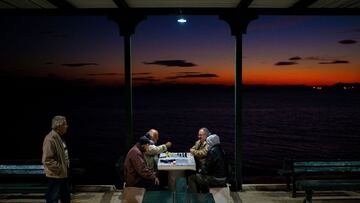 People play chess next to a beach in Alimos, a seaside suburb of Athens, on November 20, 2021. (Photo by Angelos Tzortzinis / AFP)