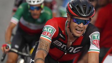 GRA206. ALCOSSEBRE (CASTELL&Oacute;N), 23/08/2017.- El ciclista irland&eacute;s del equipo BMC, Nicolas Roche (d), cuarto en la general, seguido del italiano del equipo Astana, Fabio Aru, entra en la meta de la quinta etapa de la Vuelta Ciclista a Espa&ntilde;a, con salida en Benic&aacute;ssim y llegada en Alcossebre y un recorrido de 175,7 kil&oacute;metros. EFE/Javier Liz&oacute;n