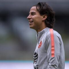 ¡Locura por despedir a Diego Lainez en el aeropuerto!