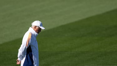 Carlo Ancelotti durante el entrenamiento del equipo en la Ciudad Deportiva de Valdebebas antes de su enfrentamiento liguero contra el Atlético de Madrid.