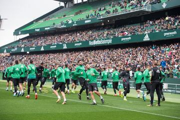 Miles de personas llenaron las gradas del estadio Benito Villamarín en el último entrenamiento de los béticos antes del derbi sevillano de Liga.