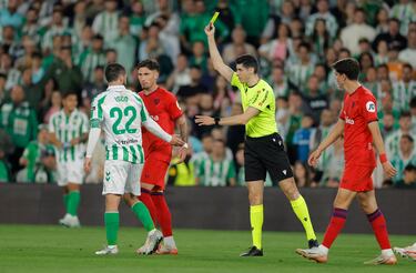 El origen, una falta sobre Rubén Vargas que provoca el follón entre Adrián y José Ángel Carmona. Ambos fueron amonestados por el árbitro del partido, Busquets Ferrer, con tarjeta amarilla.