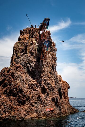 El estadounidense Andy Jones se zambulle en el agua, desde la plataforma de 24 metros, durante la jornada de entrenamientos de las Series Mundiales de Red Bull Cliff Diving, que tienen lugar en Saint Raphaël, en la Costa Azul francesa.