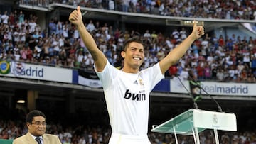 Real Madrid&#039;s new player Portuguese Cristiano Ronaldo (R) waves to supporters next to former football player Portuguese Eusebio during his official presentation at the Santiago Bernabeu stadium in Madrid on July 6, 2009. Real acquired the 24-year-old Portuguese striker from Manchester United last month on a six-year deal worth 94 million euros (131 million dollars) and Spanish media reports that he will be paid 13 million euros each season. AFP PHOTO / DANI POZO
 PRESENTACION NUEVO JUGADOR REAL MADRID ESTADIO SANTIAGO BERNABEU 
 PUBLICADA 08/07/09 NA MA40 1COL