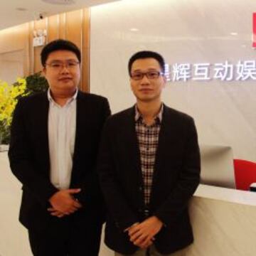 Robert Wang, director de márketing en Rastar Group, y Ken Liang, asistente de Mr Chen, posan para AS.