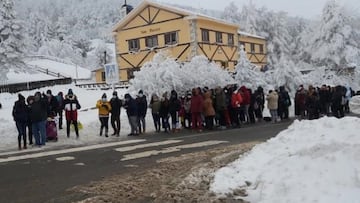El Servicio de Rescate e Intervención en Montaña (SEREIM), la Cruz Roja y la Guardia Civil de Tráfico evacúa a al menos 350 personas que habían quedado atrapadas en el Puerto de Navacerrada de Madrid, a 2 de enero de 2021. Seis autobuses han logrado acceder a este punto para evacuar a estas personas que, tras facilitarles mantas térmicas y alimentos, se encuentran en perfecto estado.
02 ENERO 2021
Guardia Civil
02/01/2021