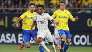 CÁDIZ, 15/04/2023.- El delantero brasileño del Real Madrid CF, Rodrygo Goes (c) lucha por el balón con el centrocampista del Cádiz CF, Rubén Alcaráz, durante el partido de LaLiga que enfrenta este sábado al Cádiz CF y al Real Madrid FC en el Estadio Nuevo Mirandilla (Cádiz). EFE/Román Ríos.
