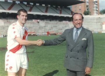 Ruiz-Mateos en la presentación de Josip Visnjic como nuevo jugador del Rayo Vallecano en 1992.