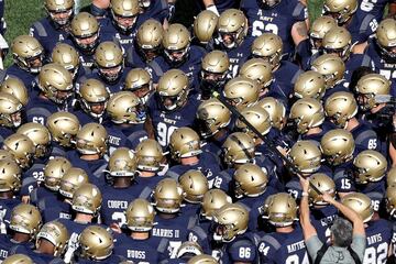 Los 45 integrantes de los Navy Midshipmen, equipo universitario de fútbol americano de la Academia Naval de Estados Unidos, se reunieron en torno a su quarterback antes de comenzar, en Annapolis, su partido contra los Air Force Falcons, el conjunto de la Fuerza Aérea. Todo un derbi del ejército en fútbol americano.