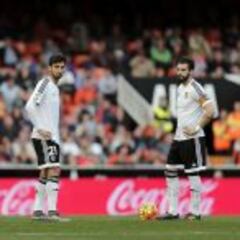 El Sporting gana y deja al Valencia contra las cuerdas