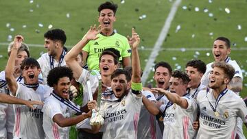 V&iacute;ctor Chust levanta como capit&aacute;n del Juvenil el t&iacute;tulo de campeones de la UEFA Youth League. 