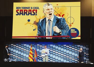 El Barça intentó que Jasikevicius se sentara en el banquillo azulgrana en verano de 2017, pero no fue posible. El lituano, que había asumido las riendas del Zalgiris en enero de 2016 tras la destitución de Gintaras Kaprikas, decidió quedarse en Kaunas. Un año después, y con uno de los presupuestos más bajos de la Euroliga, alcanzó la Final Four y tumbó al CSKA en el partido por el tercer y cuarto puesto. En Lituania fue recibido como un héroe y el Barça volvió a tentarlo sin éxito. A la tercera sí fue la vencida y tras la marcha de Svetislav Pesic (dos Copas del Rey en su última etapa azulgrana), llegó el acuerdo: sería el nuevo entrenador del Barça las tres próximas temporadas.