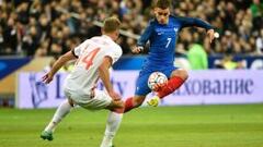 Griezmann encara a Berezutski durante el Francia-Rusia.