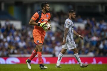 A pesar de los años, Corona sigue jugando con Cruz Azul aunque para este torneo la directiva le llevó a Sebastián Jurado para hacerle competencia.