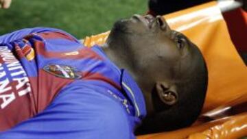 El centrocampista senagalés del Levante Pepe Diop es retirado por las asistencias médicas tras sufrir un golpe en su partido ante Osasuna, correspondiente a la vigésima quinta jornada de liga en Primera División que se disputa esta noche en el estadio Ciutat de Valencia.