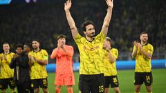 (FILES) Dortmund's German defender #15 Mats Hummels celebrates with team after winning the UEFA Champions League quarter-final second leg football match between Borussia Dortmund and Atletico Madrid in Dortmund, western Germany on April 16, 2024. Borussia Dortmund announced on June 14, 2024 defender Mats Hummels will leave after 13 years at the club. (Photo by INA FASSBENDER / AFP)