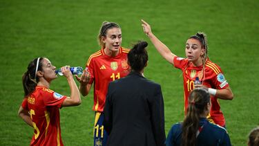 Soccer Football - UEFA Women's Euro 2025 - Group B - Italy v Spain - Stadion Wankdorf, Bern, Switzerland - July 11, 2025 Spain coach Montserrat Tome with Spain's Aitana Bonmati, Spain's Alexia Putellas and Spain's Athenea REUTERS/Annegret Hilse
