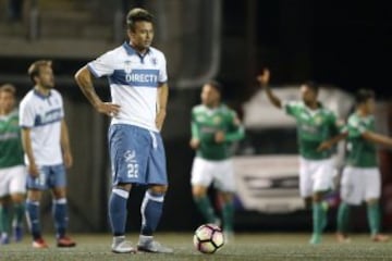 Futbol, Audax vs Universidad Catolica.
Decima fecha, cmapeonato de Clausura 2016/17.
El jugador de Universidad Catolica Roberto Gutierrez se lamenta tras el quinto gol de Audax durante el partido de primera division disputado en el estadio Bicentenario La Florida de Santiago, Chile.
16/04/2017
Andres Pina/Photosport
************

Football, Audax vs Universidad Catolica.
10th date, Clousure Championship 2016/17
Universidad Catolica's player Roberto Gutierrez reacts after the fifth goal of Audax during the first division football match held at the Bicentenario La Florida stadium in Santiago, Chile.
16/04/2017
Andres Pina/Photosport