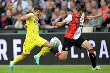 Rotterdam (Netherlands), 27/07/2023.- Adria Altimira (L) of Villarreal and Leo Sauer of Feyenoord in action during the friendly match between Feyenoord and Villareal CF at Feyenoord Stadion de Kuip in Rotterdam, Netherlands, 27 July 2023. (Futbol, Amistoso, Países Bajos; Holanda) EFE/EPA/Gerrit van Keulen
