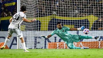 BUENOS AIRES, ARGENTINA - FEBRUARY 05: Sergio Romero of Boca Juniors saves a penalty by Facundo Castelli of Central Cordoba during a match between Boca and Central Cordoba as part of Liga Profesional 2023 at Estadio Alberto J. Armando on February 5, 2023 in Buenos Aires, Argentina. (Photo by Marcelo Endelli/Getty Images)