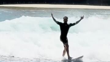 Italo Ferreira levantando los brazos tras un 720