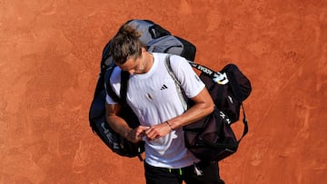 Germany's Alexander Zverev leaves the court after losing against Italy's Matteo Berrettini the Monte Carlo ATP Masters Series Tournament round of 32 tennis match on the Rainier III court at the Monte Carlo Country Club in Roquebrune-Cap-Martin on April 8, 2025. (Photo by Valery HACHE / AFP)