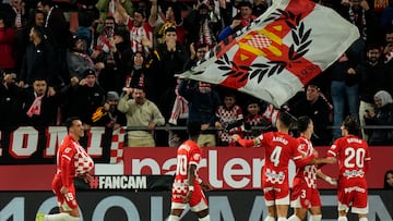 GIRONA, 23/11/2024.- El delantero macedonio del Girona, Bojan Miovski (i), celebra el tercer gol de su equipo durante el encuentro correspondiente a la jornada 14 de Laliga EA Sports que disputan hoy sábado Girona y Espanyol en el estadio de Montilivi, en Girona. EFE / Siu Wu.