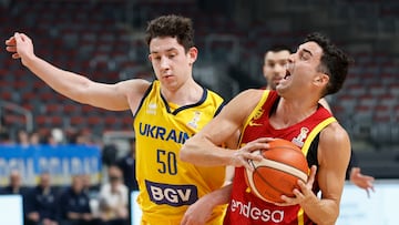 Oleksandr Kovliar, base de Ucrania, hace falta a Jaime Fernandez, escolta de España, durante el partido en Riga (Letonia) de clasificación para el Mundial 2027.