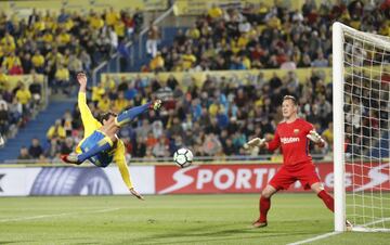 Las Palmas 1-1 Barcelona | Le perdonó la roja a Chichizola y pitó un polémico penalti, por una supuesta mano de Digne, que transformó Calleri. Messi adelantó al Barça. 

