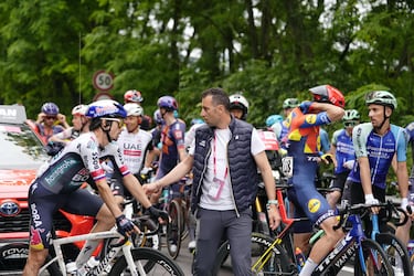 Carrera neutralizada. El director de carrera, Mauro Vegni, detuvo la carrera durante la sexta etapa del Giro de Italia, de Potenza a Nápoles.