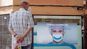 Imagen de un hombre observando hacia un lado de la calle en Barcelona.