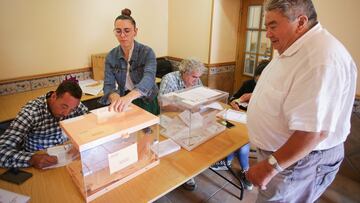 Una persona ejerce su derecho a voto durante las elecciones generales, en la vivienda de D. Antonio Pérez Galán, a 23 de julio de 2023, en Vilanova, Cervantes, Lugo, Galicia (España). En el Concello de Cervantes se sitúan dos de las mesas electorales que permanecen instaladas en viviendas particulares en la provincia de Lugo. Los españoles están llamados hoy, 23 de julio de 2023, para elegir a sus representantes para los próximos cuatro años. Están en juego 350 escaños en el Congreso y 208 en el Senado (ya que 57 de los 265 senadores lo son por designación autonómica), que tendrán que elegir al próximo Gobierno. Estos comicios estaban previstos para diciembre pero el presidente del Gobierno decidió adelantarlo tras los malos resultados obtenidos por su formación en las elecciones municipales y autonómicas del pasado 28 de mayo.
23 JULIO 2023;;VOTOS;ELECCIONES;23J;GENERALES;RURAL;PIXELADA
Carlos Castro / Europa Press
23/07/2023