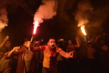 Fanáticos del equipo Galatasaray celebran, la Superliga de Campeones de Turquía, en Estambul (Turquía). El Galatasaray logró su vigésimo título de campeón de la Liga turca, tras el empate (2-2) cosechado hoy por el Fenerbahce, segundo clasificado, en su visita al campo del Istanbul Basaksehir. 