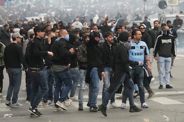 El Derbi della Capitale vuelve a generar violencia en los alrededores del Olímpico. La policía dispersó con gases lacrimógenos y cañones de agua a los ultras de Lazio y Roma en la zona de Ponte Milvio.