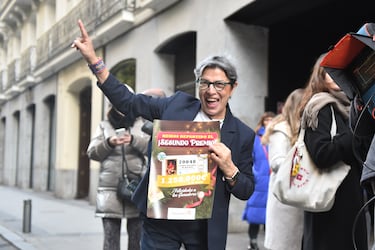 Empleada de la administración situada en la calle del Barquillo 10, celebra que han vendido el número 70048 correspondiente al Segundo Premio del Sorteo Extraordinario de la Lotería de Navidad 2025.