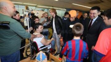 Neymar junto a niños en el hospital.