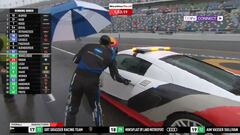 El momento viral de Daytona: Alonso cogió un paraguas y se fue directo al Safety Car