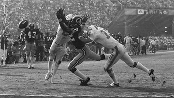 Scott pasó nueve años como safety en la NFL, jugando principalmente para Miami Dolphins, club con el que se coronó en dos Super Bowls.
