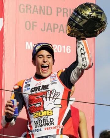 Marc Márquez celebra el título mundial. 