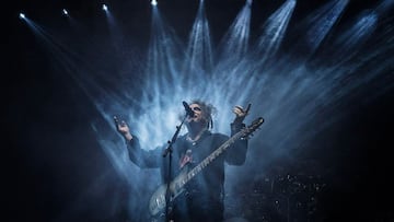 Robert Smith, líder de The Cure, en un concierto. Dios te salve por el Disintegration del siglo XXI.