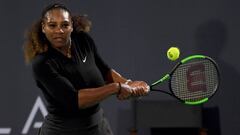 Serena Williams devuelve una bola ante Jelena Ostapenko durante el torneo de exhibici&oacute;n World Tennis Championship en Abu Dhabi,