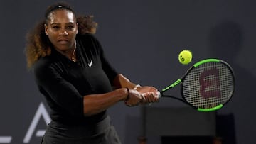 Serena Williams devuelve una bola ante Jelena Ostapenko durante el torneo de exhibici&oacute;n World Tennis Championship en Abu Dhabi,