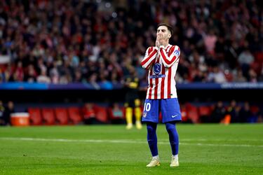 Álex Baena se lamenta tras una ocasión fallada por el mediocentro almeriense.