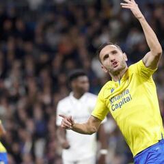 El Cádiz convoca a Lucas Pérez, pero el Depor no tira la toalla