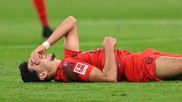 Soccer Football - Bundesliga - Bayern Munich v VfB Stuttgart - Allianz Arena, Munich, Germany - October 19, 2024 Bayern Munich's Aleksandar Pavlovic reacts after sustaining an injury REUTERS/Angelika Warmuth DFL REGULATIONS PROHIBIT ANY USE OF PHOTOGRAPHS AS IMAGE SEQUENCES AND/OR QUASI-VIDEO.