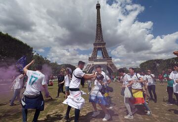 Seguidores del club blanco disfrutando por las calles de París antes del inicio de la final de la Champions League. 