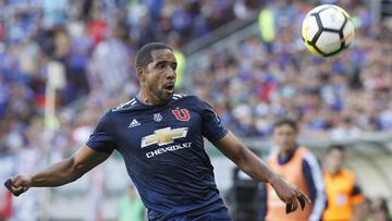 Jean Beausejour defendiendo los colores de la U.