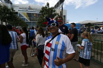 Color de los hinchas llegando  en el NRG Stadium en  Houston. antes del partido entre Argentina vs EE.UU.